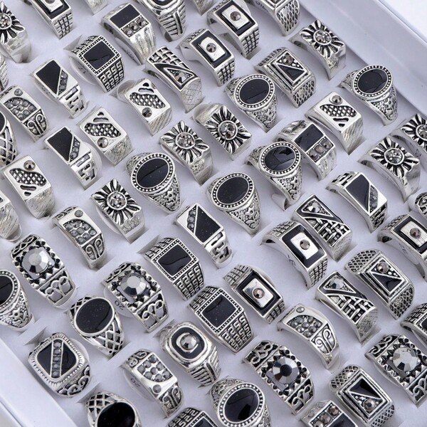 Este juego de anillos vintage de aleación para hombres viene en un paquete de 10 piezas. Su característica es la combinación mixta de múltiples anillos, convirtiéndolo en un regalo de joyería de moda para uso diario en fiestas y bodas. Envío aleatorio