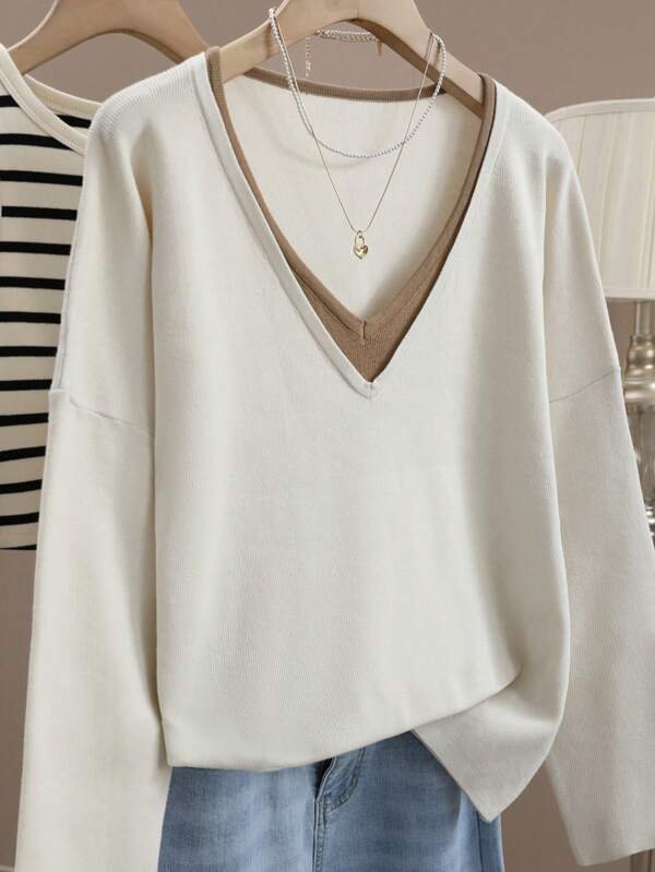 Suéter plus size de malha com decote em V e manga comprida em cores contrastantes, casual