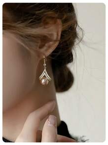 A Champagne Pearl Earring With A Minimalist And Niche Design, A New High-End Earring