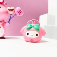 Miniso Ornamento colgante con luz de bendición Daruma de Sanrio My Melody oficial de MINISO. Forma de Daruma con caras adorables. Toca suavemente para iluminar una luz cálida y suave. Artesanía exquisita con detalles completos. Se puede usar como colgante de bolso o llave para agregar buena suerte y una atmósfera linda (1 pieza)