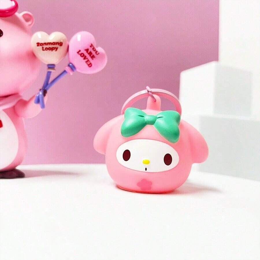 Miniso Ornamento colgante con luz de bendición Daruma de Sanrio My Melody oficial de MINISO. Forma de Daruma con caras adorables. Toca suavemente para iluminar una luz cálida y suave. Artesanía exquisita con detalles completos. Se puede usar como colgante de bolso o llave para agregar buena suerte y una atmósfera linda (1 pieza)