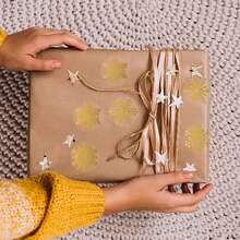 100pcs Transparent Christmas Snowflake Sealing Stickers - Golden Snowflakes For Gift Wrapping, Ornament Decorating, Cards - For Holiday Party Decorations, Christmas Festive Ornament Accents, Vibrant Festive Decor, Adhesivefree Decor, Card Embellishments, Decorative Seals, DIY Decorators