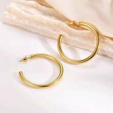 1 对 C 形简约奢华不锈钢 18K 镀金环状耳环，适合女性参加宴会、日常通勤和各种场合佩戴