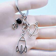 1个创意宇航员和行星钥匙扣，送给朋友的完美礼物，优雅的包包挂饰，汽车配饰，可爱哥特风Y2K包包配饰挂绳带证件夹，汽车配饰包包挂饰，汽车配饰，送给老师、姐妹的礼物创意