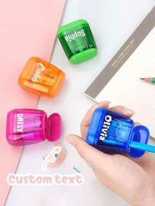 Regalos de graduación personalizados, 4 piezas de sacapuntas mini de doble orificio personalizables con texto personalizable, hecho de plástico, incluye una tapa y tiene un diseño adorable. Es un regalo ideal para vacaciones, eventos de regreso a la escuela, graduaciones, fiestas y talla grande. Adecuado para hijos e hijas, y se puede usar en escuelas, interiores, exteriores y oficinas. También adecuado para útiles escolares y temporada de regreso a la escuela. - Multicolor - Ver 9