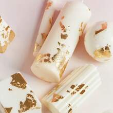 1 Stück handgefertigte goldfoliierte weiße Kerze, geruchlos & rauchfrei, künstlerisch & hochwertig, aus Sojawachs hergestellt, geeignet für Heimdekoration, Geschenke, Vatertag, Thanksgiving, Geburtstagsfeiern, kann 40 Stunden brennen, Größe und Platzierung der Goldfolie können variieren, zufällig versendet