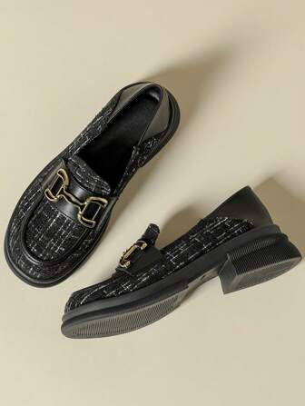 女士厚底一脚蹬鞋，2025新款春夏秋冬黑色百搭菱形图案，适合搭配连衣裙、JK制服、复古双色格纹、后跟贴片、两穿、深V口、学生风、学院风、英伦风、金属链条中跟、通勤鞋、工作鞋、粗跟、休闲鞋，大码女鞋41-42码