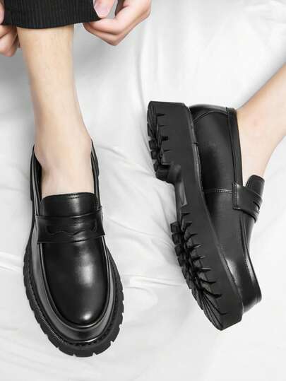 Nuevos mocasines formales para hombres, suela gruesa de estilo casual de negocios, zapatos de cuero de moda de punta redonda para boda, se recomienda pedir una talla menos ya que este mocasín es holgado