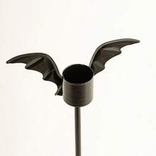 1 Stück Halloween Fledermaus Kerzenhalter, Eisenkunst Kerzenhalter, romantischer Esstisch, Innenraum Heim Schreibtisch Dekoration, Geschenk, geeignet als Abschlussgeschenk, Küchendekoration, 2025 Abschlussdekoration Stil, Geschenk für Mädchen, Büro Fertiggeschenk, Möbel Individuell, Küchendekoration, Schlafzimmerdekoration, Ausstellungsempfangstresen, DIY Geschenk, Dekorationsstil, Antik, Pillenspiel, Jungenspiel, Malerei, Küchendekoration, Antike Dekoration, DIY