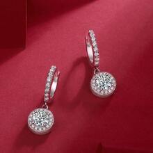 1 Par de Brincos Estilo Francês com Moissanita de 0,5 Quilates, Banhado a Ouro 18K em Prata 925, Engaste Quadrado com Pedra Principal Brilhante e Diamantes Pavê Acento, Design Francês Elegante Adequado para Eventos Formais, Acompanha Certificado GRA - prata - Visão 3