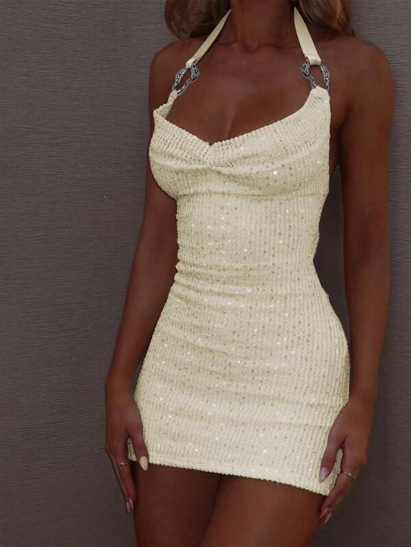 Vestido curto justo com decote halter em jacquard de lantejoulas, modelo sexy feminino, ideal para festas noturnas. Vestido mini feminino sem costas, perfeito para baladas no Natal. #NoiteDeGala #EstiloSemCostas #LooksParaFestas #RoupasParaEncontros