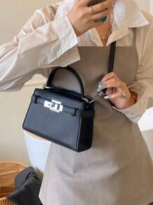 El nuevo bolso pequeño de moda para mujer está hecho de tela de PU de unicolor impermeable, con una abertura de cierre giratorio y una correa para el hombro larga y ajustable. Es un bolso de mano y de hombro casual y sencillo, adecuado para el transporte diario, las compras, las reuniones y los viajes.