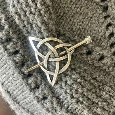 Un broche de nudo celta vintage, bufanda de invierno unisex, chal y accesorio de moda para suéter, decoración artística para ropa y manualidades