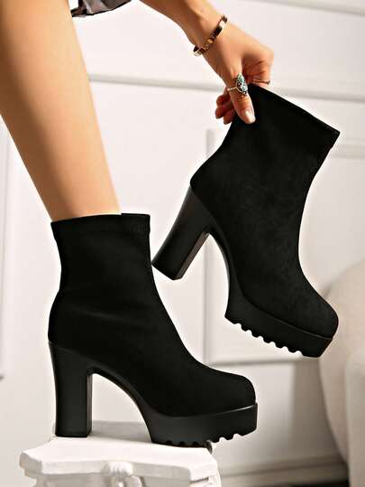 1双女士加大码圆头踝靴，粗跟黑色优雅踝靴，适合秋冬季穿着
