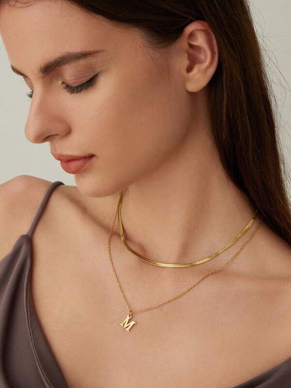 2 pièces/set Collier pendentif classique en or avec initiale et lèvres, collier multicouche en acier inoxydable, convient pour les femmes, la Saint-Valentin, la Fête des Mères, cadeau
