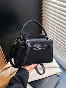 El nuevo bolso pequeño de moda para mujer está hecho de tela de PU de unicolor impermeable, con una abertura de cierre giratorio y una correa para el hombro larga y ajustable. Es un bolso de mano y de hombro casual y sencillo, adecuado para el transporte diario, las compras, las reuniones y los viajes.