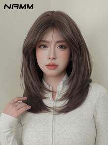 NAMM 18 Zoll lila schulterlange Perücken für Frauen, wunderschöne flauschige gerade Perücken mit Pony, synthetische Vollperücken für den täglichen Gebrauch, Musikfestival, Party, Anime oder Kostümfotografie - Violett - Übersicht 4