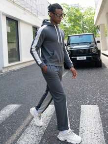 Hanorac cu glugă în culori solide pentru bărbați, cu talie elastică și pantaloni reglabili cu șnur, set sport pentru bărbați, design în culori contrastante, îmbrăcăminte sport pentru bărbați, potrivit pentru antrenamente la sală și drumeții în aer liber.