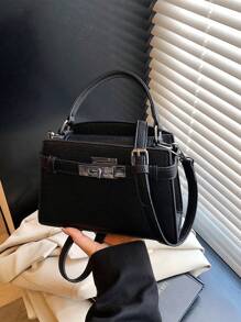 El nuevo bolso pequeño de moda para mujer está hecho de tela de PU de unicolor impermeable, con una abertura de cierre giratorio y una correa para el hombro larga y ajustable. Es un bolso de mano y de hombro casual y sencillo, adecuado para el transporte diario, las compras, las reuniones y los viajes.