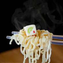 USAOPOLY YAHTZEE Cup Noodles | Collectible Yahtzee Game Made To Look Like Iconic Ramen Meal With Custom Dice | Travel Yahtzee Game &Amp; Dice Game - 白色 - 查看 7