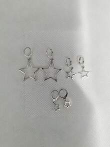 Juego de 3 piezas de abrazaderas de oreja con estrellas huecas de metal plateado. Con un diseño minimalista, con diferentes tamaños adecuados para varios estilos. Tiene un diseño exclusivo, es versátil para el uso diario y evita estilos que choquen. - Plateado - Ver 6