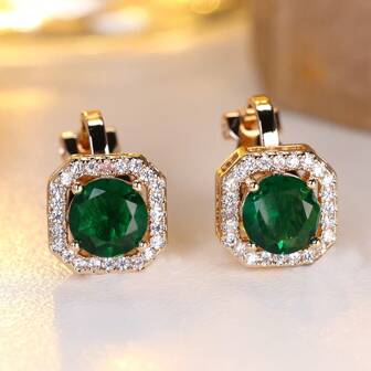 1 对优雅复古风格夹式耳环，采用经典铜质 4 爪镶嵌，配以圆形合成方晶锆石中心和透明 CZ 光环，适合所有季节，是日常佩戴和送礼的理想选择