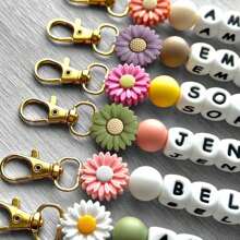 1pc Customized Daisy Silicone Keychain, Personalized Name Tag, Memorial Gift, Monogram, Multi-Functional, Practical, Lightweight, Minimalist, Business Casual, Commute, Cute, Kawaii, Vacation Vibe/Personalized Vacation, Customized, Customized Personalized Gift For Women, Crossbody Bag/Crossbody Bag, Travel Bag, Tote Bag, Ideal Gift For Girlfriend, Family, Friends, Women, Newcomers And Office Workers, Versatile, Large Capacity
