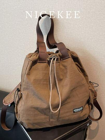 一款小巧精致、功能齐全的休闲手提包，纯色设计，简约风格，大容量，便携女包，适合日常通勤、旅行、购物和上学等场合。