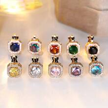 1 对优雅复古风格夹式耳环，采用经典铜质 4 爪镶嵌，配以圆形合成方晶锆石中心和透明 CZ 光环，适合所有季节，是日常佩戴和送礼的理想选择 - 彩色 - 查看 8