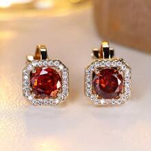 1 对优雅复古风格夹式耳环，采用经典铜质 4 爪镶嵌，配以圆形合成方晶锆石中心和透明 CZ 光环，适合所有季节，是日常佩戴和送礼的理想选择 - 彩色 - 查看 3