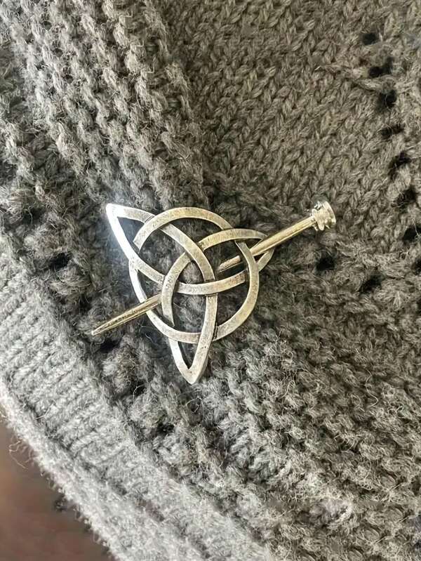 Un broche de nudo celta antiguo, bufanda de invierno unisex, chal y accesorio de moda para suéter, decoración artística para ropa y manualidades