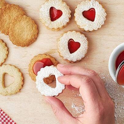 9pcs Stainless Steel Flower Shaped Cookie Cutter Set, Including Star, Moon, Flower, Heart, Round, Diamond, Triangle Shapes For Jam Cookies And Pastry, Suitable For Kitchen Baking, Valentine's Day, Easter, Halloween, Christmas, Winter Holiday Parties