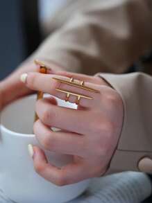 Anillo abierto versátil de acero inoxidable con línea asimétrica minimalista