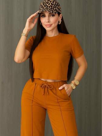 Traje 2 piezas casual de otoño que incluye blusa corta holgada y pantalones pierna ancha tipo pata elefante amplios y cordón en la cintura tela sin transparencias