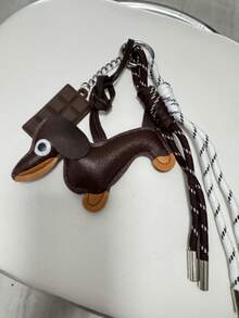 Porte-clés de baseball personnalisé, pendentif de sac, cordon tressé, accessoire de pendentif avec un chien teckel au chocolat, cadeau petit et intéressant peu coûteux, convient pour la petite amie, les amis, pendentif de sac (couleur des yeux aléatoire)