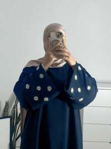 1 件新款时尚奢华菊花刺绣袖设计穆斯林女式长袍，适合女性日常穿着，经典百搭穆斯林吉尔巴布长袍 - 彩色 - 查看 3