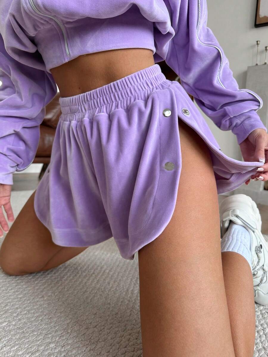 2 piezas Conjunto de pantalones cortos de mujer de unicolor con botones, textura de terciopelo, estilo de moda deportivo y de calle, para otoño/primavera - Morado - Ver 1