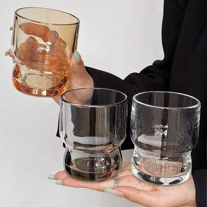 1 chiếc cốc trong suốt, cốc thủy tinh mới, thích hợp sử dụng trong văn phòng, phòng ngủ, phòng khách và các dịp khác. Chỉ cần dùng một chiếc cốc tốt là bạn có thể có tâm trạng tốt khi uống nước. Cốc uống lạnh hình tròn sáng tạo, cốc nước ép kiểu dáng tối giản phong cách INS. Thích hợp sử dụng tại nhà và quán cà phê.