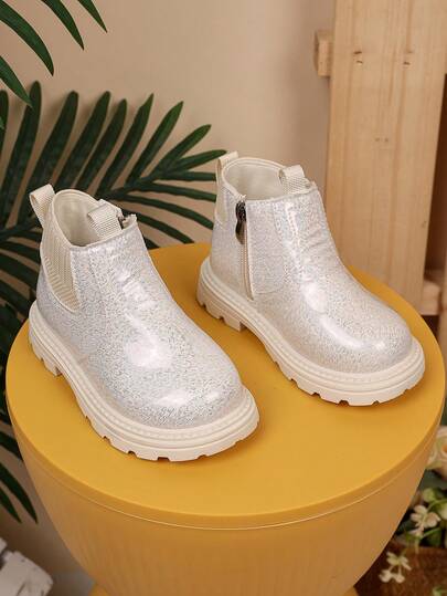 1双黑色儿童切尔西靴，漆皮材质，侧边松紧带设计，拉链闭合，圆头，保暖柔软鞋底，时尚百搭，适合3-12岁男孩女孩，秋冬季休闲穿着。