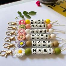 1pc Customized Daisy Silicone Keychain, Personalized Name Tag, Memorial Gift, Monogram, Multi-Functional, Practical, Lightweight, Minimalist, Business Casual, Commute, Cute, Kawaii, Vacation Vibe/Personalized Vacation, Customized, Customized Personalized Gift For Women, Crossbody Bag/Crossbody Bag, Travel Bag, Tote Bag, Ideal Gift For Girlfriend, Family, Friends, Women, Newcomers And Office Workers, Versatile, Large Capacity