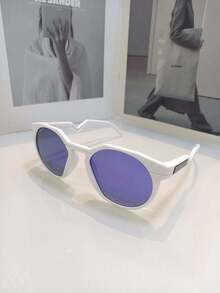 peça roxa moldura branca