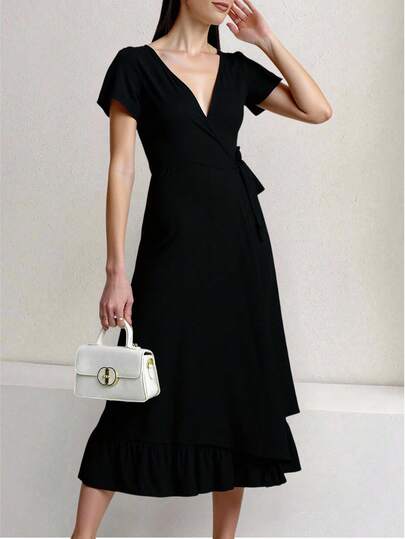 Vestido envolvente mujer dama diseño elegante y sofisticado escote en "V" detalle ajustable en la cintura mangas cortas y acabado con volante en el dobladillo ideal para ocasiones especiales reuniones formales o casuales comodidad garantizada combina perfectamente con tacones, sandalias o accesorios destacados imprescindible en el guardarropa pieza versátil y femenina que resalta estilo y delicadeza