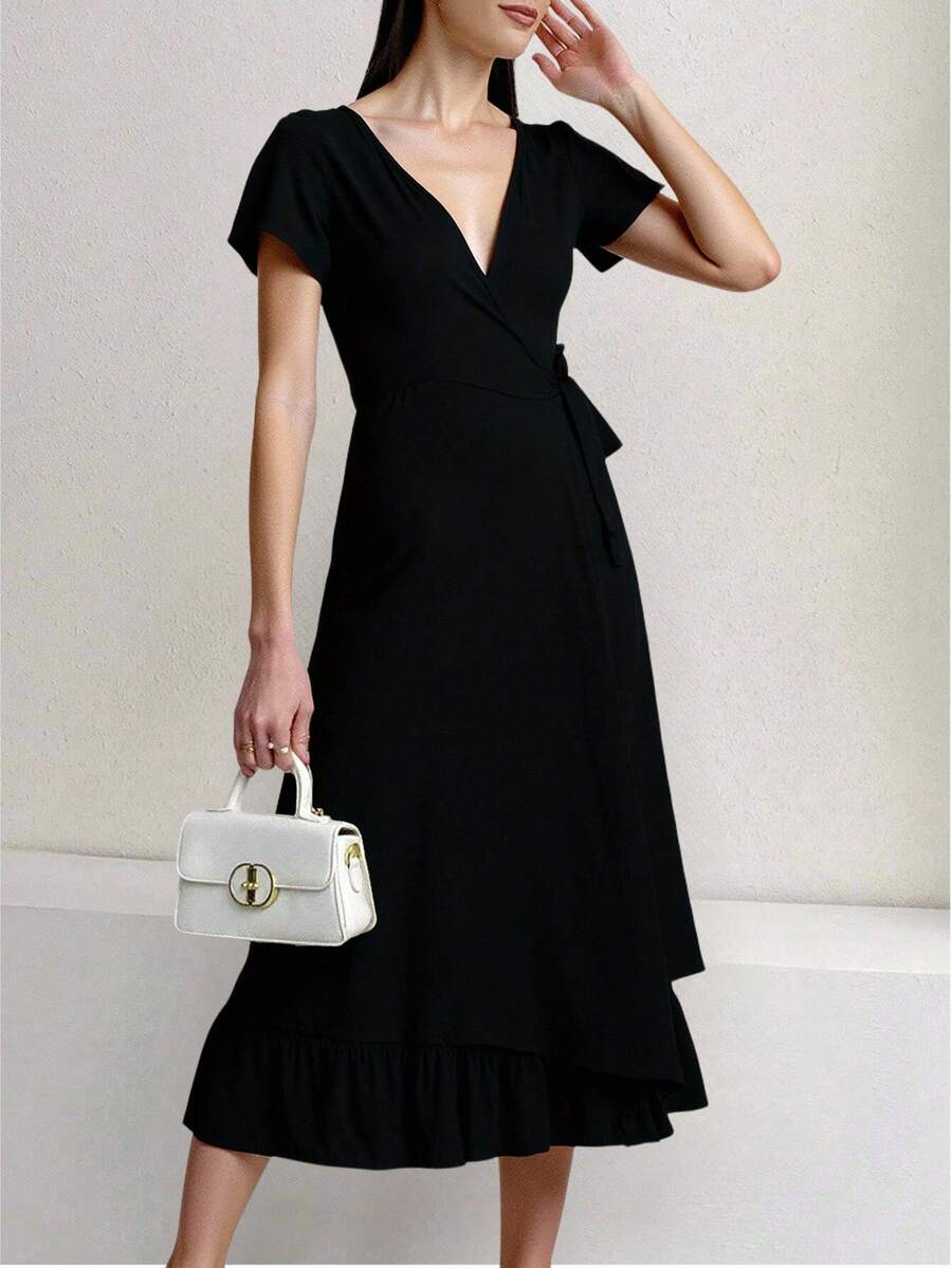 Vestido envolvente mujer dama diseño elegante y sofisticado escote en "V" detalle ajustable en la cintura mangas cortas y acabado con volante en el dobladillo ideal para ocasiones especiales reuniones formales o casuales comodidad garantizada combina perfectamente con tacones, sandalias o accesorios destacados imprescindible en el guardarropa pieza versátil y femenina que resalta estilo y delicadeza - Negro - Ver 1