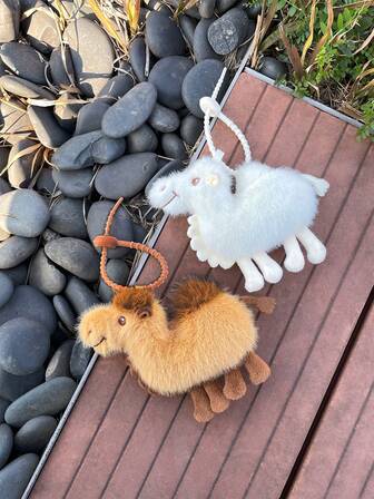 1 件柔软、可爱、创意的骆驼毛绒钥匙扣，卡通吊坠装饰，适用于背包、公文包，适合送给学生、同事、情侣、朋友、家人、生日、节日、男朋友、女朋友、周年纪念、汽车装饰的礼物，贴心的小礼物