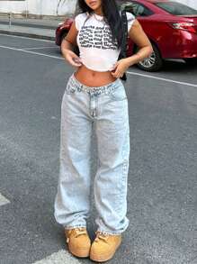 Pantaloni di jeans dritti e morbidi in stile Y2K con tasche ricamate a farfalla per donne