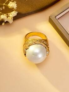 巴洛克仿珍珠耳环和戒指套装）优雅的仿珍珠首饰就在这里！超大圆形仿珍珠耳钉散发迷人光泽，搭配金色雕花仿珍珠戒指，复古与奢华兼具。无论是日常通勤还是重要场合，这套首饰都能为您增添魅力，让您成为众人瞩目的焦点。