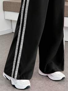 Pantalón de mujer unicolor cómodo para uso casual con rayas laterales de encaje - Negro - Ver 4