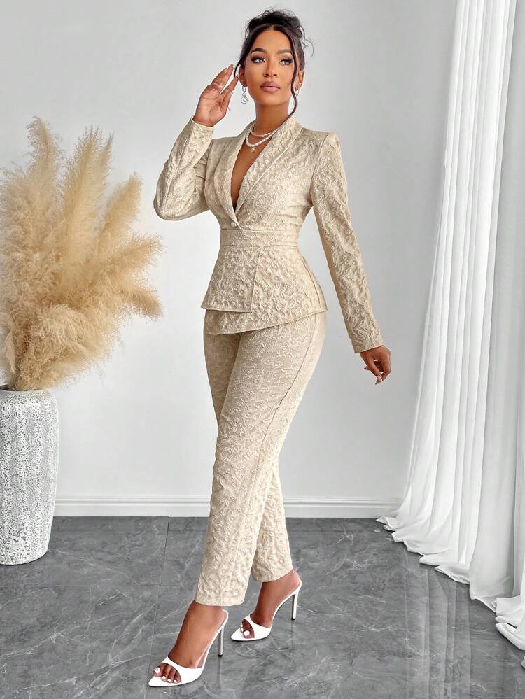 AIJ 2024-es női őszi elegáns, egyszínű, fodros, aszimmetrikus szegélyű, sálgalléros blúz és ceruzanadrág kétrészes szett jacquard textúrával irodai megjelenéshez - világos sárgabarack - View 4