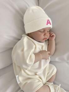 1 peça de gorro de malha branca com estampa de letras rosa bebê, moderno e fofo, macio e confortável, quente, adequado para bebês de 0 a 6 meses, uso diário no outono/inverno