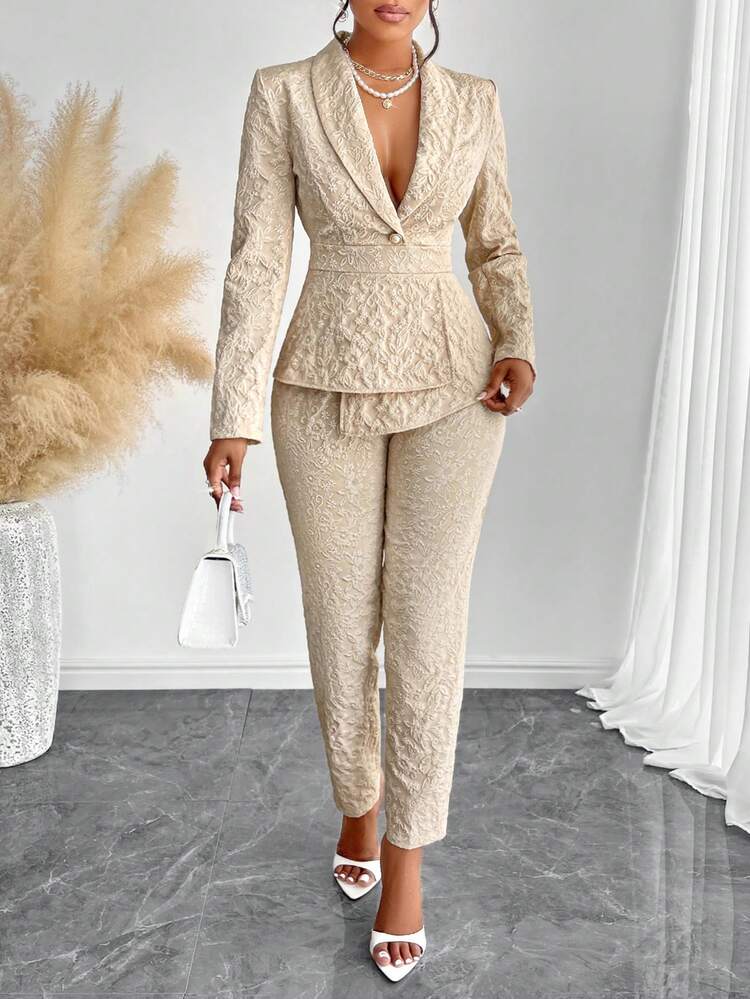 AIJ 2024-es női őszi elegáns, egyszínű, fodros, aszimmetrikus szegélyű, sálgalléros blúz és ceruzanadrág kétrészes szett jacquard textúrával irodai megjelenéshez - világos sárgabarack - View 5